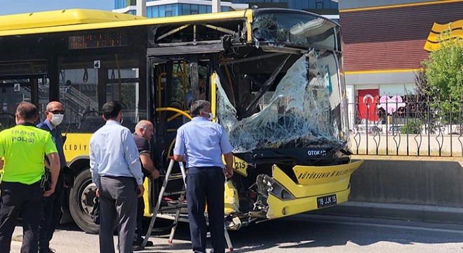 Halk otobüsü, minibüse çarptı: 9 yaralı