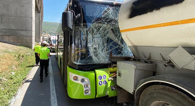 Halk otobüsü, tankere çarptı: 11 yaralı