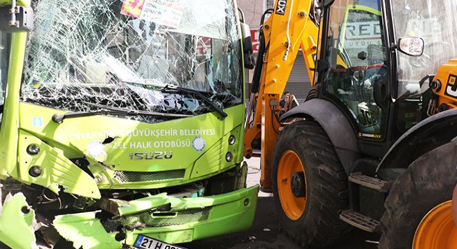 Halk otobüsüyle iş makinesi çarpıştı: 5 yaralı