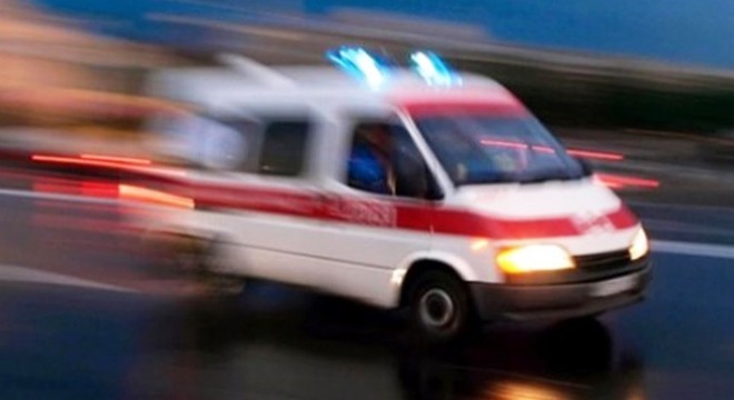 Hamile kadını taşıyan ambulans, otomobile çarptı