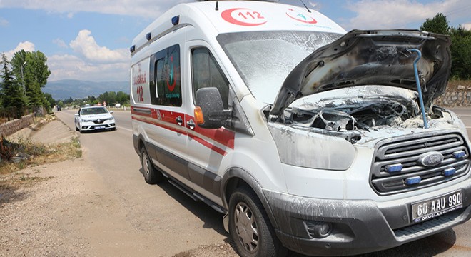 Hasta nakledilen ambulanstaki yangını sürücü söndürdü