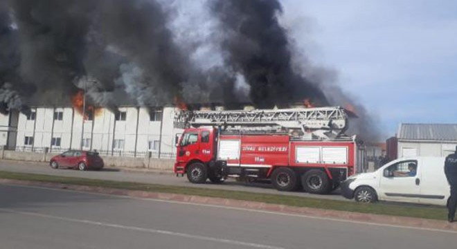 Hastane inşaatında işçilerin kaldığı prefabrikte yangın