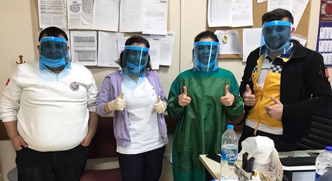 Hastane personeli kendi maskesini üretti