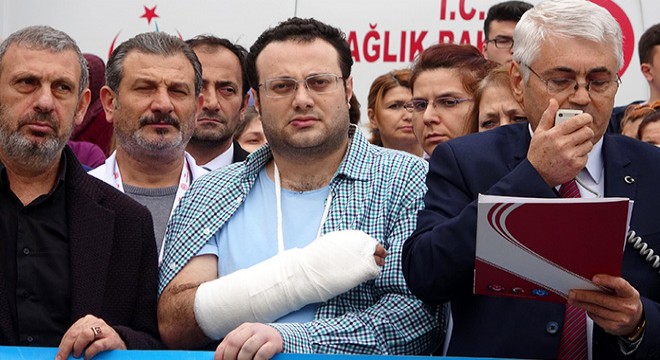 Hastanede doktora saldıran 2 kişi parmaklarını kırdı