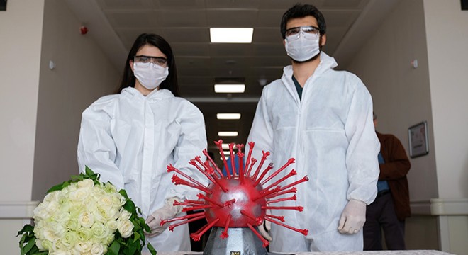 Hastanede nişan yapan sağlıkçı çifte, virüs şeklinde pasta