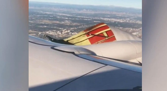 Havada panik anları: Uçağın motor kapağı açıldı