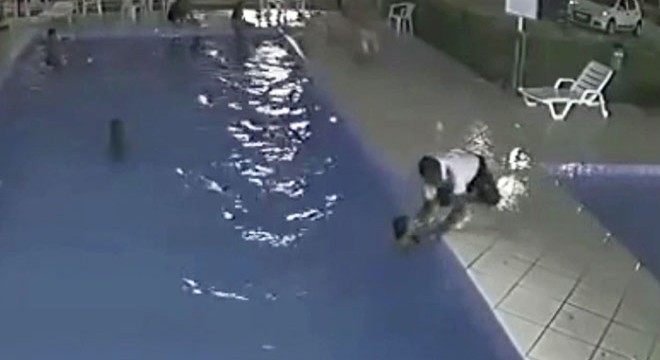 Havuza giren çocuğu boğulmak üzereyken kurtardı