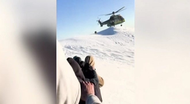 Helikopter dağ yamacında tek teker üzerinde durarak 6 dağcıyı kurtardı