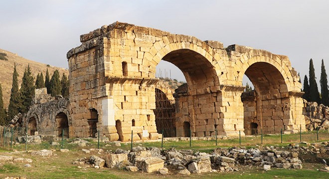 Hierapolis Antik Kenti nde yıkılma tehlikesi