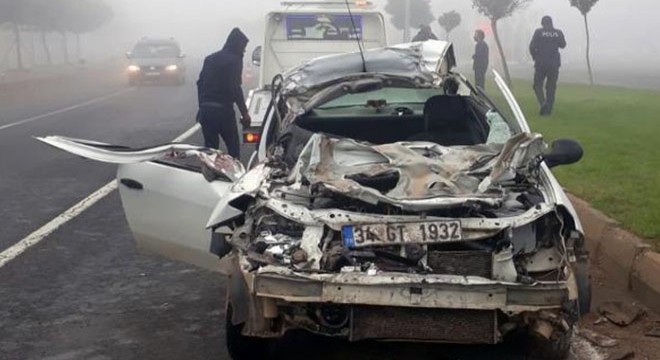 Hilvan’da otomobil TIR a çarptı: 2 yaralı