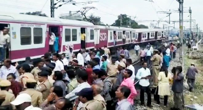 Hindistan’da iki yolcu treni çarpıştı: 12 yaralı