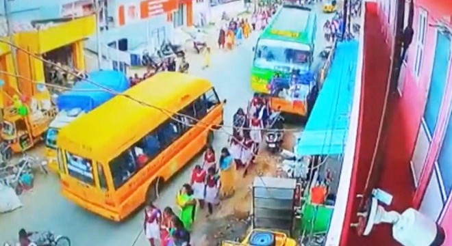 Hindistan da kontrolden çıkan otobüs, öğrencileri biçti