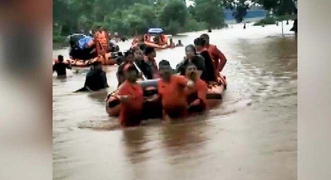 Hindistan’da sel: 700 kişi yolcu treninde mahsur kaldı