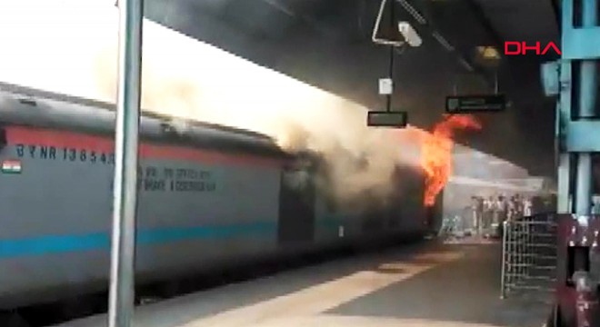 Hindistan’da yanan trene ilk müdahaleyi yolcular yaptı