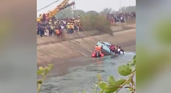 Hindistan’da yolcu otobüsü kanala düştü : 40 ölü