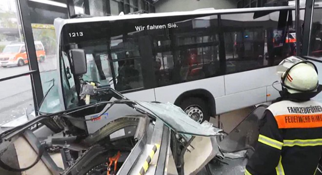 Hız yapan otobüs, metro istasyonuna daldı