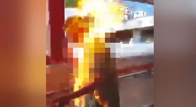 Hong Kong’da eylemciler bir adamı ateşe verdi