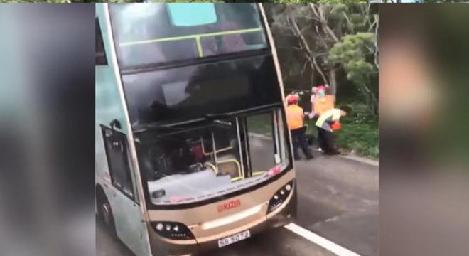 Hong Kong’da iki otobüs çarpıştı: 77 yaralı