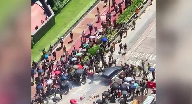 Hong Kong’da protestolarda otomobil eylemcilerin arasına daldı
