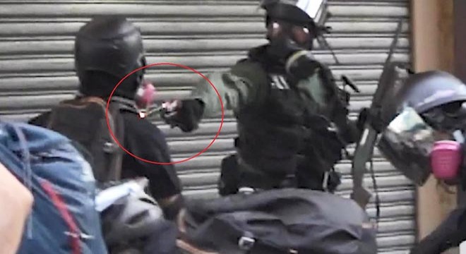 Hong Kong polisi, eylemciyi göğsünden vurdu