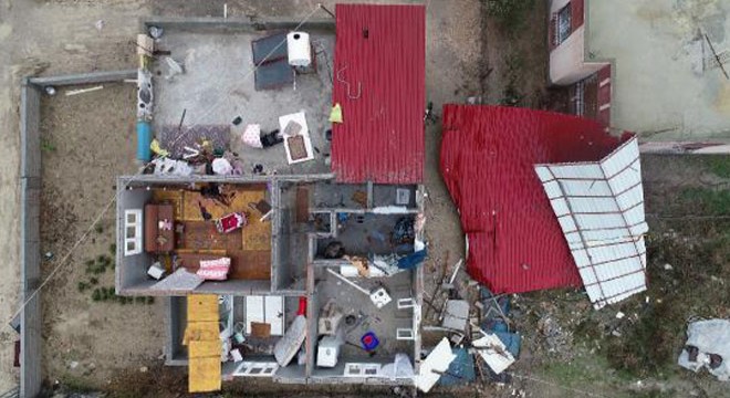 Hortumun evlerinin çatısını uçurduğu aile yardım bekliyor