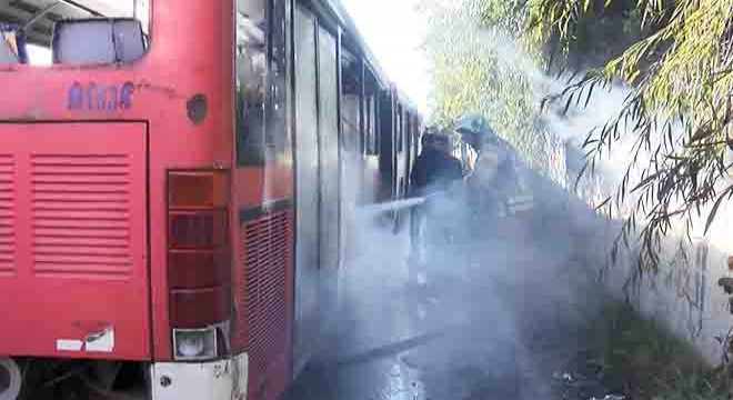 Hurda İETT otobüsü alev alev yandı
