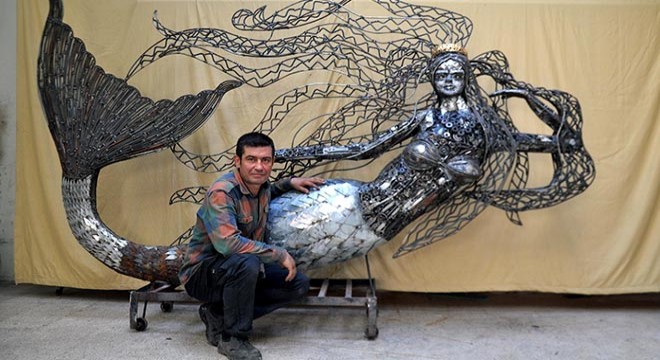 Hurda parçaları ile 400 kiloluk  deniz kızı  heykeli yaptı