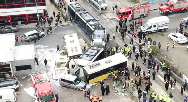 İETT otobüsü ile tramvay çarpıştı: 19 yaralı