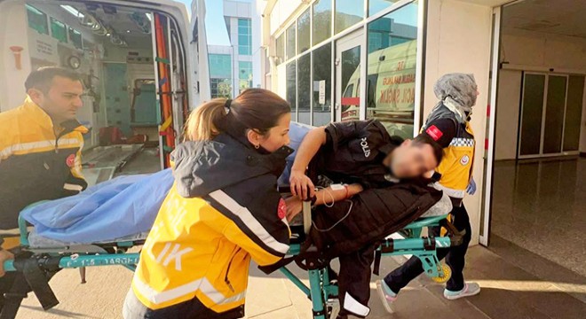İhbarla gelen polis memurunu bacağından bıçakladı