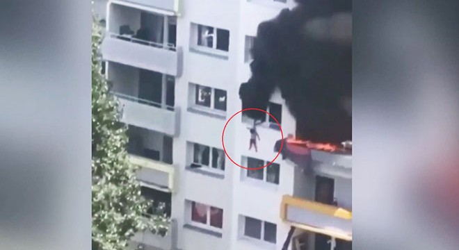 İki çocuk, yanan binanın camından atlayarak kurtuldu