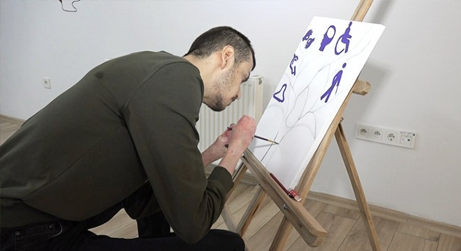İki elini kaybeden Ömer, kollarıyla resim yapıyor