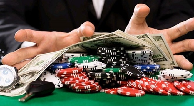 İki evde kumar oynayan 16 kişiye 53 bin lira ceza