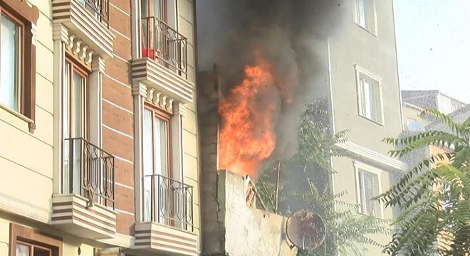 İki katlı metruk bina alev alev yandı