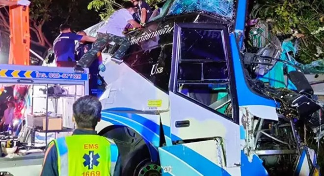 İki katlı otobüs ağaca çarptı: 14 ölü, 35 yaralı