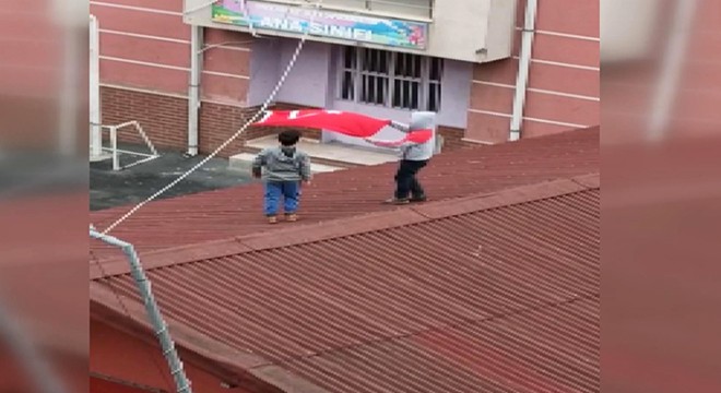 İki küçük çocuğun bayrak sevgisi