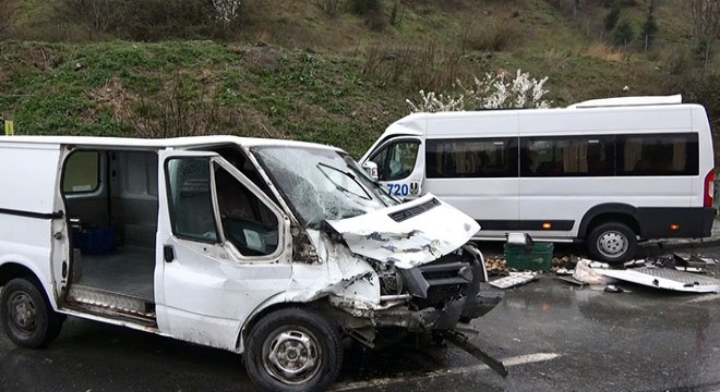 İki minibüs kafa kafaya çarpıştı: 4 yaralı