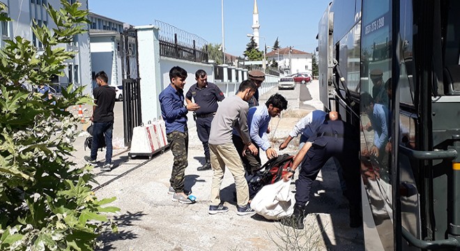 İki otobüste 100 Afgan kaçak göçmen yakalandı