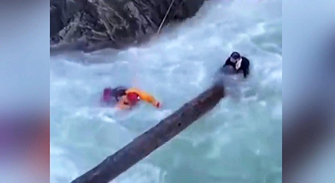 İki şelale arasına düşen kişi donmaktan son anda kurtarıldı