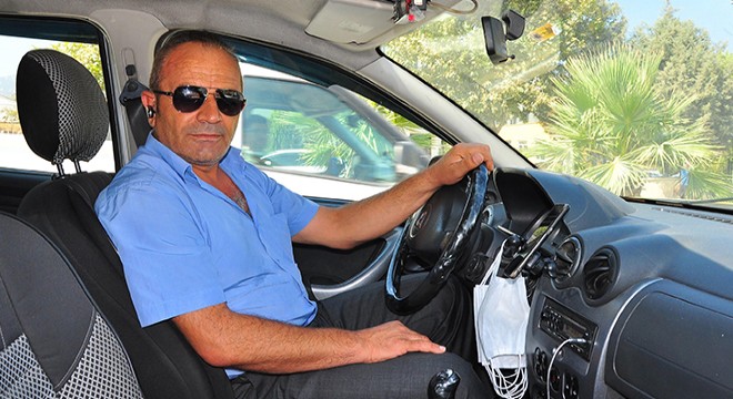 İki yabancı dil bilen taksici Talip, turistlerin tercihi