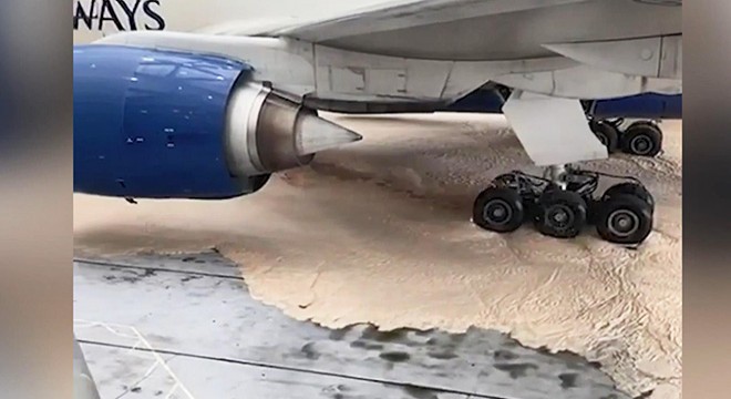 İki yolcu uçağı 5 tonluk köpüğün içinde kaldı