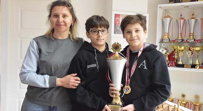 İkizlerin satranç sevgisi şampiyonluk getirdi