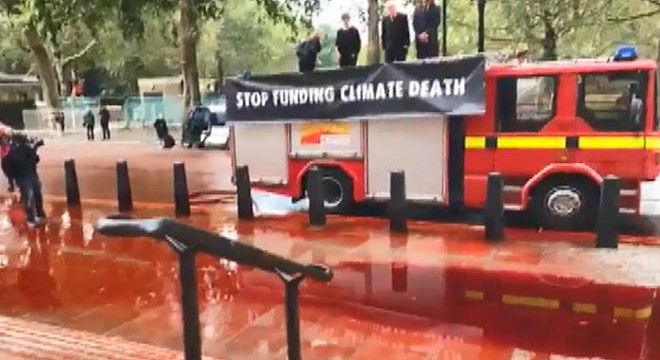 İklim eylemcileri Hazine Bakanlığı’nı kırmızıya boyadı