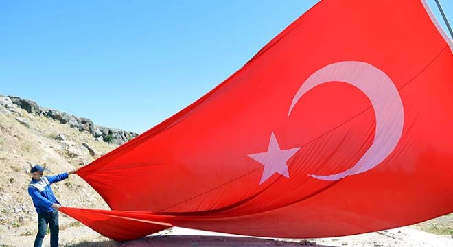 İlçe girişindeki dev Türk bayrağını 7 yıldır kendisi yeniliyor