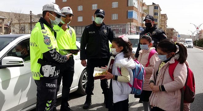 İlkokul öğrencilerinden polise tatlı ikramı