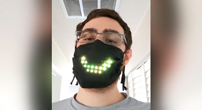 İngiliz oyun tasarımcısından LED ışıklı maske