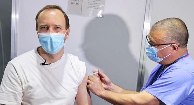 İngiltere Sağlık Bakanı Matt Hancock koronavirüs aşısı oldu