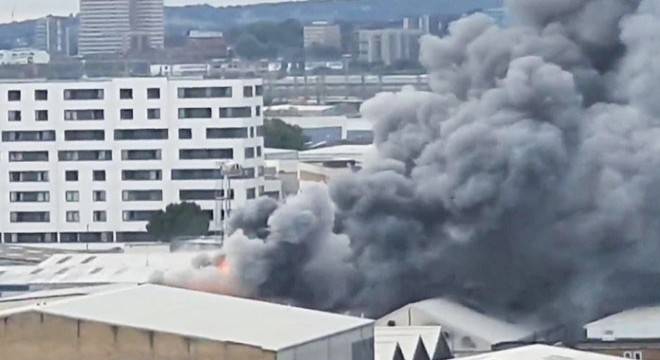 İngiltere’de 2 katlı binada büyük yangın