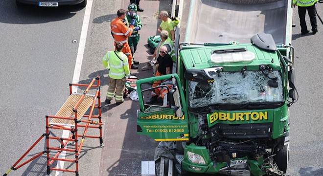 İngiltere’de cezaevi aracı kamyonla çarpıştı: 4 yaralı