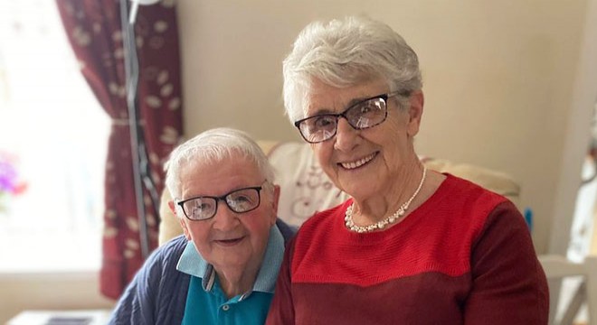 İngiltere de koronavirüs 60 yıllık evli çifti ayıramadı
