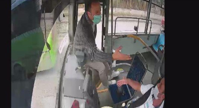İnmek isteyen yolcu, seyir halindeki otobüsün frenine bastı